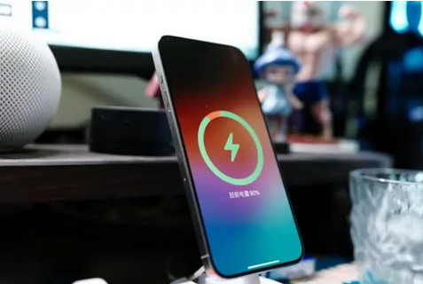 三亚苹果15换屏服务分享用什么充电器给iPhone15充电更好 